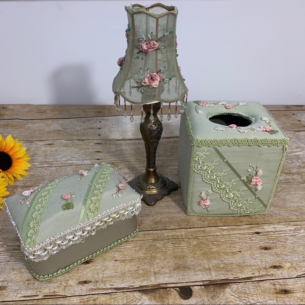Vintage Accent Set is in like new condition